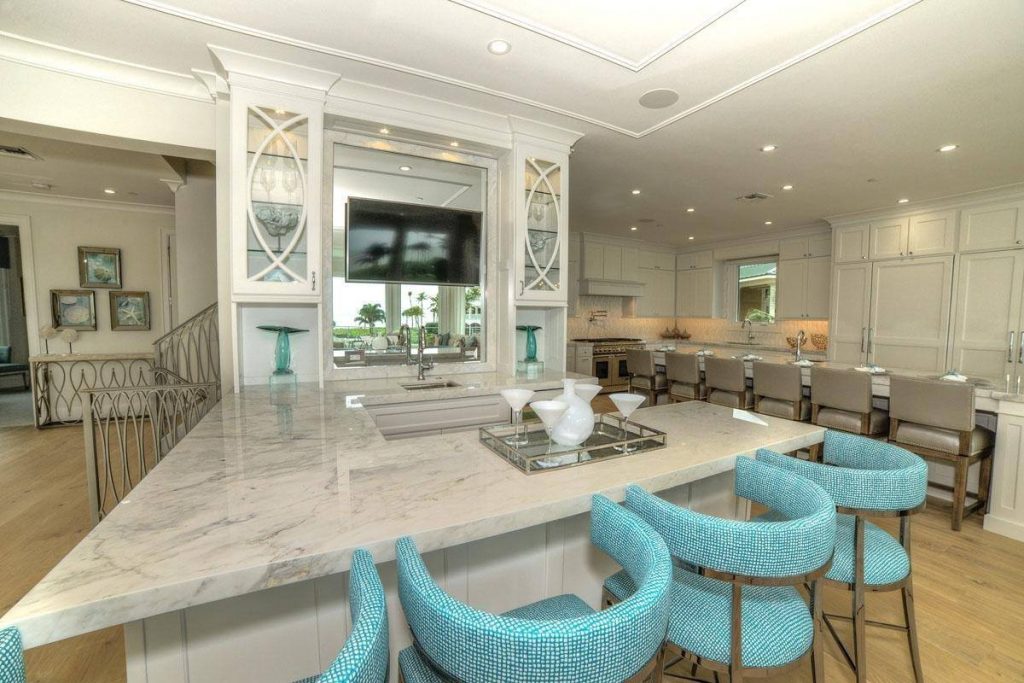 Plenty of room at the kitchen bar